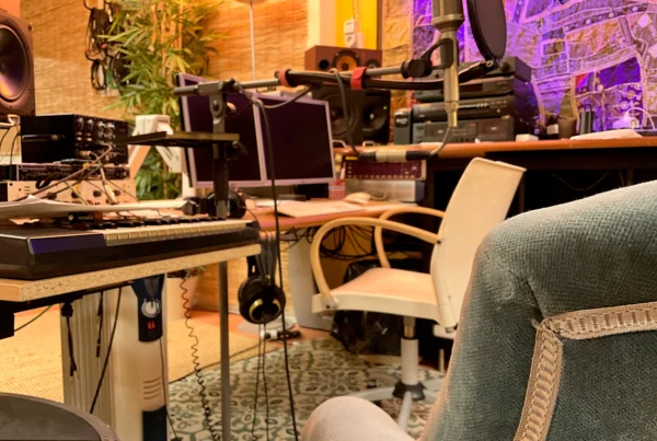 Equip tècnic de Sentir Estudis (Percumusic) treballant al control principal de l'estudi de gravació