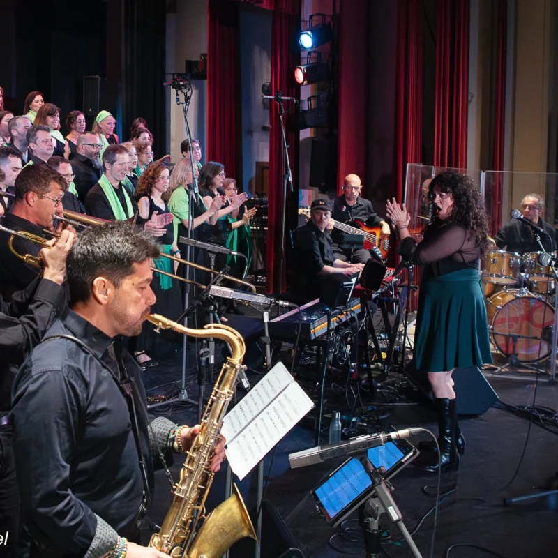 Concert de gospel amb cor, secció de vent i banda sonoritzat per Percumusic
